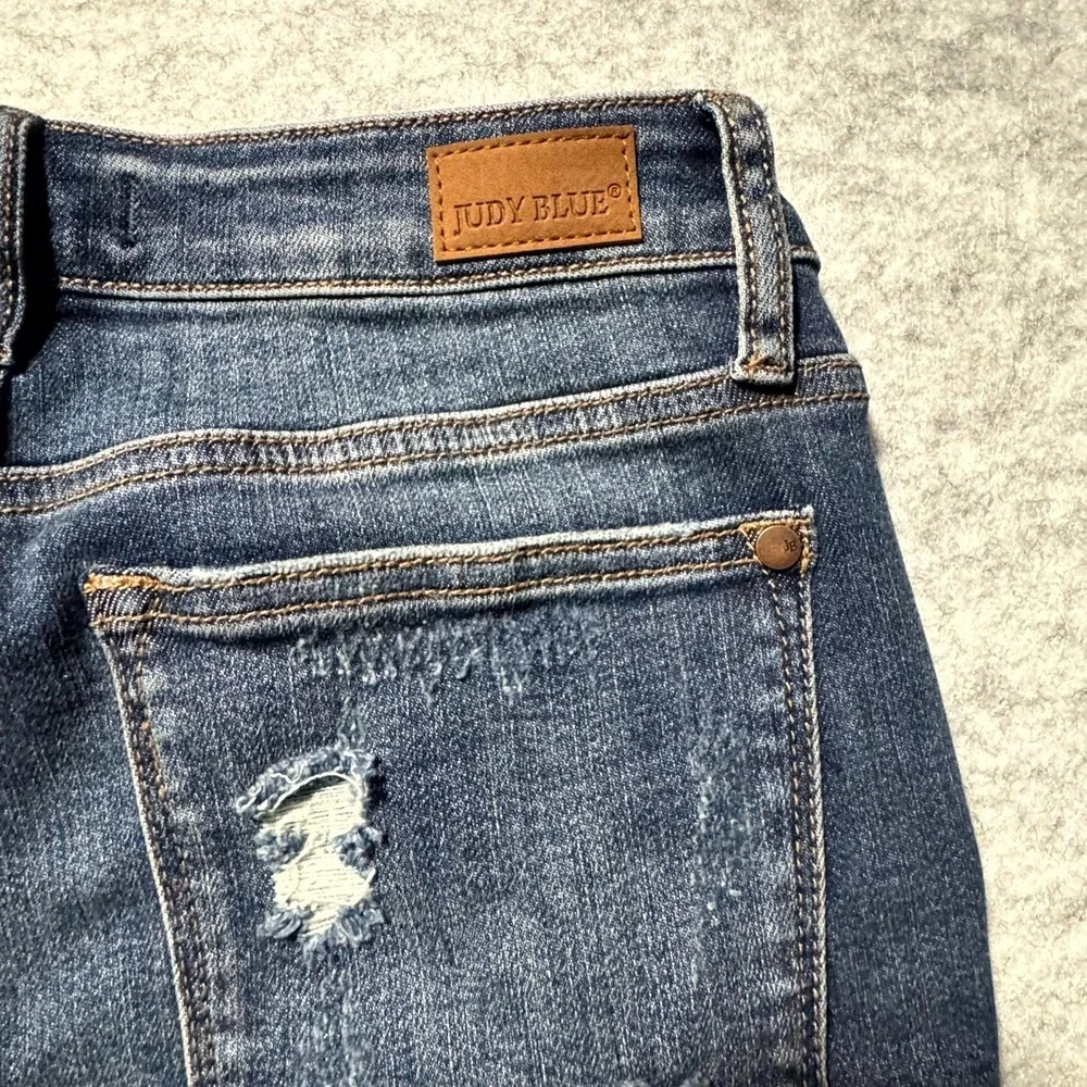 Judy Blue Women's Distressed Blue Jeans Size 26x27 size 7/28 ;